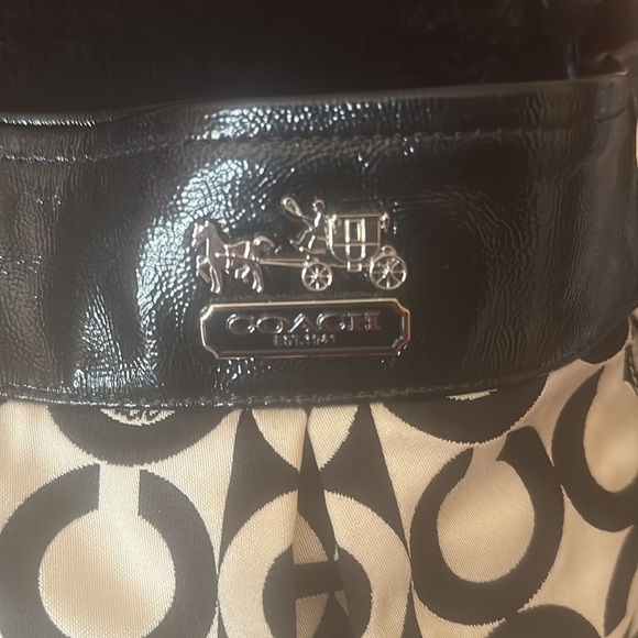 Coach bag in new condition, beautiful logo and handle . In black and white - Picture 5 of 7